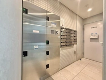 【東京都/世田谷区下馬】プレシス三軒茶屋 宅配BOX：写真奥：メールボックス