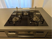 【東京都/港区高輪】ドゥフォーレ高輪 キッチン：三口コンロ