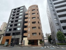 【東京都/墨田区亀沢】アスコットパーク錦糸町北斎通り 外観：中央の茶色の建物