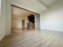 【兵庫県/尼崎市東園田町】エーベル東園田 洋室：LDKと一体でもお使いいただけます！：引き戸を開けた状態