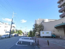 【兵庫県/尼崎市西大物町】ロイヤルシャトー尼崎スプリングコート A棟 前面道路