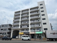 【兵庫県/伊丹市昆陽】伊丹東宝ハイツ 外観：白を基調としたマンションです