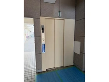 【兵庫県/伊丹市昆陽】伊丹東宝ハイツ 敷地内施設：9人まで乗車可能のエレベーターです