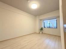 【兵庫県/西宮市生瀬武庫川町】セルヴィオ3番館 洋室：(約7.1帖)