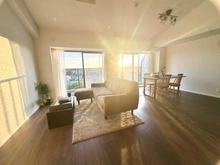 【埼玉県/新座市菅沢】清瀬プリンスハイツ リビング・ダイニング：最上階・南西向きのためたくさん光が差し込みます。（照明無し）