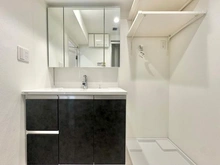 【東京都/小平市学園西町】一橋学園ガーデニア 洗面所：３面鏡で上下に収納がございます