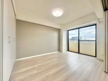 【東京都/小平市学園西町】一橋学園ガーデニア 洋室：バルコニーに面した洋室です！