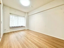 【埼玉県/新座市野火止】ライオンズマンション朝霞台南 洋室：リビング横の6.4帖の洋室です。南向きのため日当たり良好です
