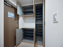 【埼玉県/川越市大字鯨井新田】キャッスルメジェール川越デュオステージ 玄関：下足入