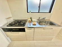 【埼玉県/所沢市東所沢和田】パレ・ドール東所沢II キッチン：三口コンロ