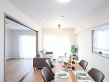 【埼玉県/狭山市大字東三ツ木】朝日パリオ新狭山 リビング・ダイニング：(左)洋室