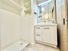 【東京都/東村山市栄町】シャインハイツ久米川駅前 洗面所：白を基調とした洗面所