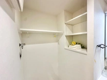 【東京都/東村山市栄町】シャインハイツ久米川駅前 洗面所：洗濯機上に棚付き