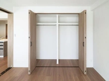 【埼玉県/入間市春日町】入間ビレッジ 8号棟 洋室：収納