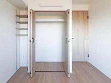 【埼玉県/入間市春日町】入間ビレッジ 8号棟 洋室：収納