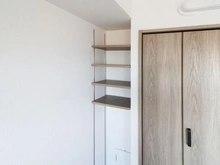 【埼玉県/入間市春日町】入間ビレッジ 8号棟 洋室：収納