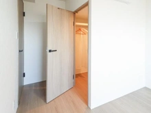 【埼玉県/入間市春日町】入間ビレッジ 8号棟 洋室：収納