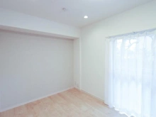 【東京都/練馬区高松】ライオンズガーデン石神井公園参号棟 洋室：LDに隣接する洋室（約6.3帖）