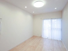 【東京都/練馬区高松】ライオンズガーデン石神井公園参号棟 洋室：バルコニーに面した洋室（約6.4帖）