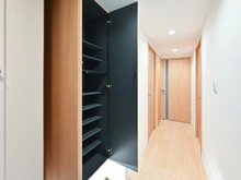 【埼玉県/朝霞市泉水】シティ光陽朝霞泉水 玄関：収納