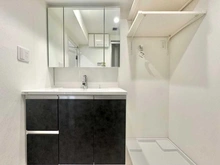 【東京都/小平市学園西町】一橋学園ガーデニア 洗面所：洗濯機上には便利な棚付き