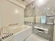 【東京都/小平市学園西町】一橋学園ガーデニア 浴室：グレーを基調とした浴室です