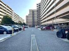 【埼玉県/越谷市大字西方】エフローレ新越谷ロイヤルガーデン 駐車場