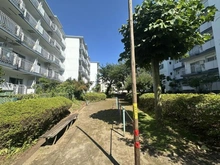 【埼玉県/所沢市小手指町】みどり野マンションB棟 敷地内：B棟：手前側
遊具等の広場スペース