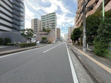 【埼玉県/川口市栄町】ライオンズマンション川口栄町 前面道路（２０２６年７月撮影）