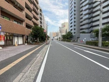 【埼玉県/川口市栄町】ライオンズマンション川口栄町 前面道路（２０２６年７月撮影）
