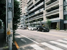 【東京都/新宿区原町】プラウド新宿牛込柳町 前面道路（撮影　２０２６．０４）