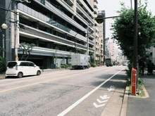 【東京都/新宿区原町】プラウド新宿牛込柳町 前面道路（撮影　２０２６．０４）