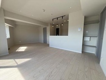 【神奈川県/横浜市保土ケ谷区法泉】コスモ保土ヶ谷サニーヒルズ リビングダイニング（約１８．７帖）