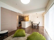 【埼玉県/さいたま市緑区美園】センターフィールド浦和美園ミッドランド弐番街 家具などの配置がしやすい横長リビングです。