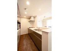 【埼玉県/さいたま市緑区美園】センターフィールド浦和美園ミッドランド弐番街 対面式カウンターキッチン　料理しながらリビングが見渡せます。