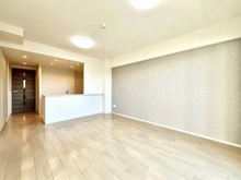 【千葉県/流山市西平井】ポレスター流山平和台 アクセントクロスの映えるリビングダイニング。