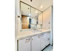 【千葉県/松戸市牧の原】ヴェルデゾーナ新八柱 収納がたっぷり！三面鏡の洗面台となります！