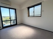 【千葉県/鎌ケ谷市東中沢】モア・ステージ新鎌ヶ谷 南西側・南東側の２面採光で明るい約5.3帖の居室