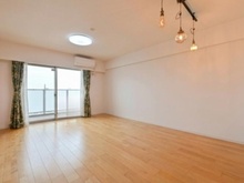 【千葉県/印西市戸神台】ブライトビューテラス千葉ニュータウン中央壱番館 南向きの開口部から明るい陽光が差し込むLDKです