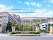 【千葉県/船橋市山手】ルネ・アクシアム 外観：重厚なエントランスが出迎えるビッグコミュニティ