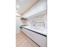 【東京都/江東区東砂】東大島ハイライズ 三口コンロの広々としたキッチン。