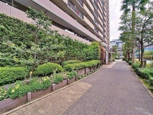 【東京都/江東区潮見】ルネ潮見 緑が豊富な敷地。管理体制良好。夜間は警備員常駐。