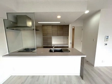 【東京都/豊島区池袋】エスポアコート要町 外観：キッチンにはカップボードがついており、収納豊富