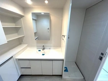 【東京都/豊島区池袋】エスポアコート要町 洗面台横には戸棚が上下についている為収納豊富