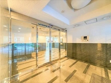 【東京都/港区南青山】ヴィラージュ南青山 お掃除が行き届いていて、明るく清潔感があるエントランス