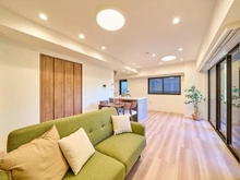 【東京都/港区南青山】ヴィラージュ南青山 開口部が多く、開放感溢れる約13.9帖のLDK