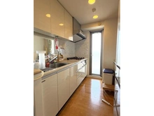 【神奈川県/相模原市中央区上溝】ガーデンブリーズ光の街 【キッチン】ご家族との会話も弾む、人気の対面式キッチン。