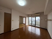 【神奈川県/厚木市栄町】ルイシャトレ本厚木 約9.9畳のリビングダイニング。南向きのため陽当り良好