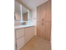 【神奈川県/厚木市寿町】D’クラディア本厚木 幅が広くゆとりのある洗面台に加え収納もございます