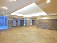 【神奈川県/横浜市神奈川区羽沢町】サンライズ片倉 明るく開放的なロビー